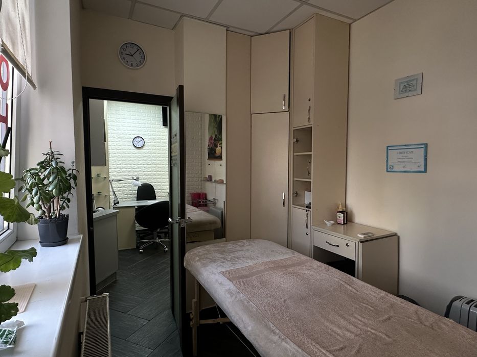 Героїв Дніпра 34, ТРАФІК, ФАСАД, МЕТРО, салон краси в ТЦ