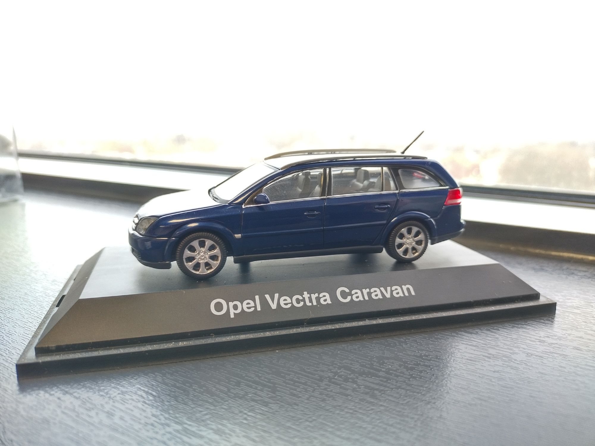 Opel Vectra C Caravan III 1:43 Schuco niebieski met.