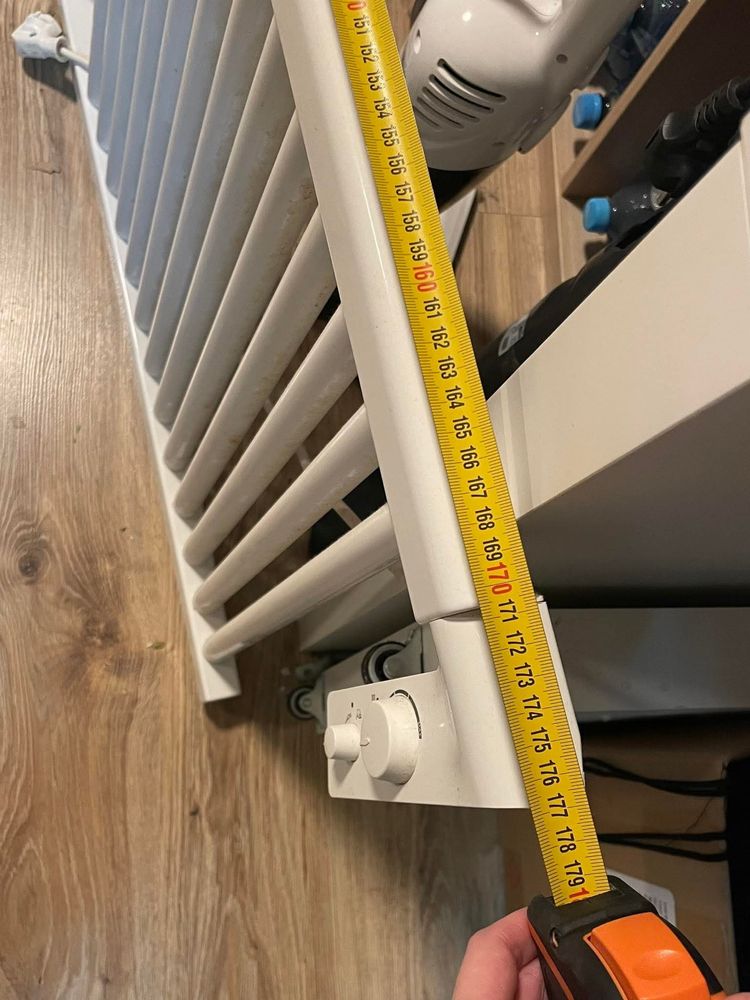 Grzejnik elektryczny na kabel 55x177 cm – stan bardzo dobry