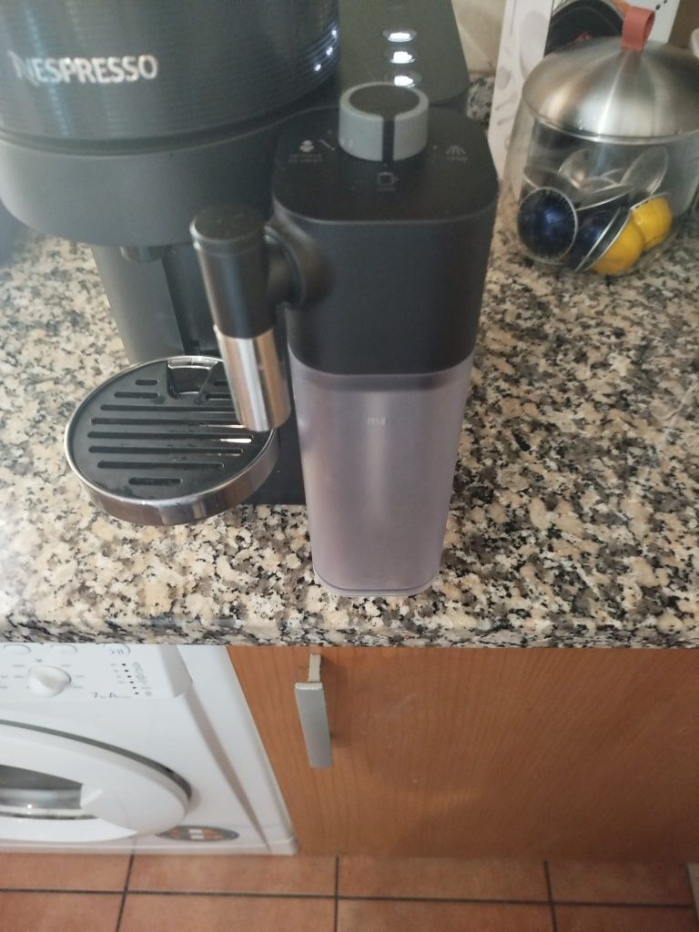 Vendo máquina Nespresso Vertuo Altíssima Plus