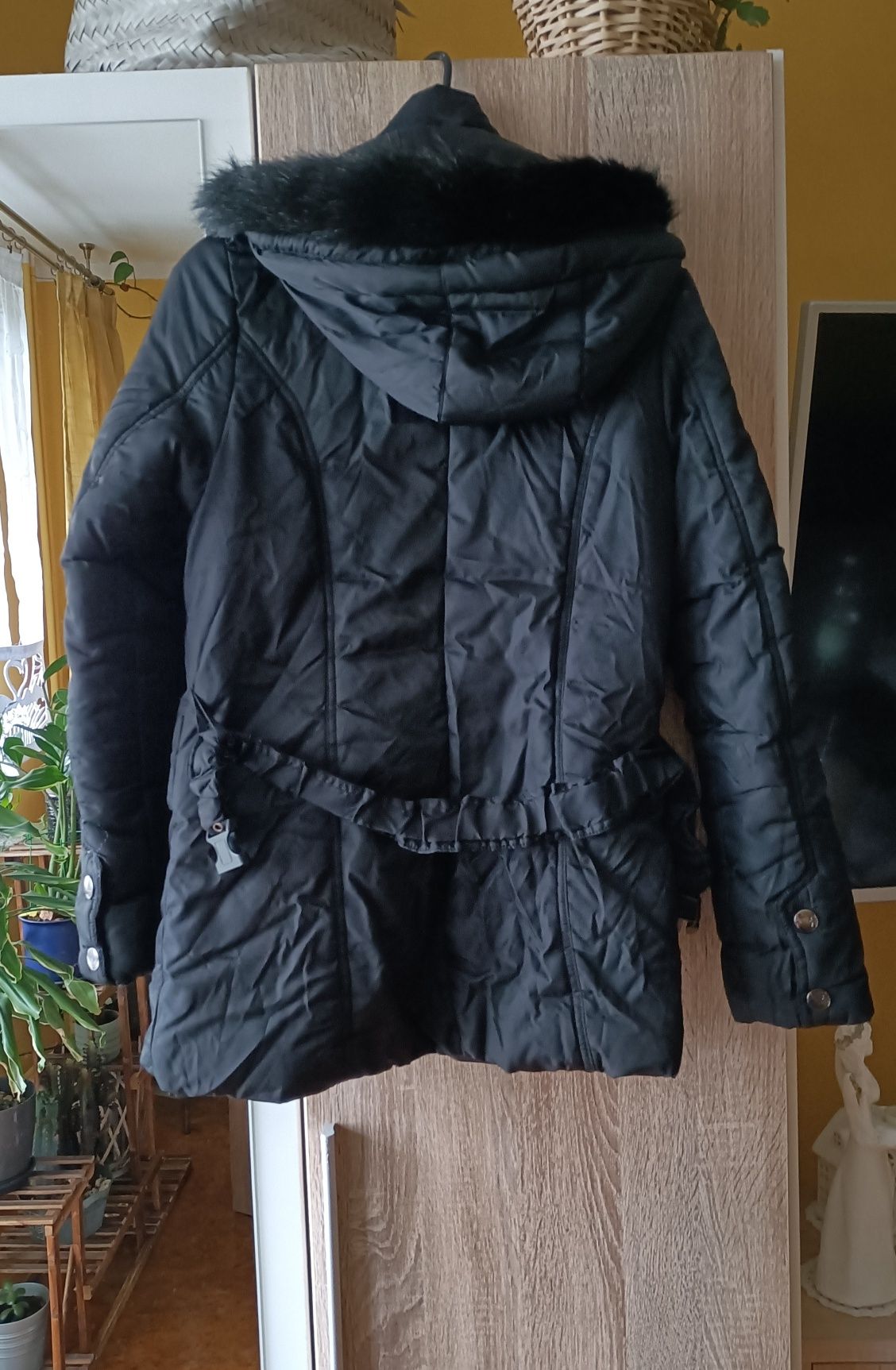 Czarna kurtka zimowa z paskiem. Dt Collection