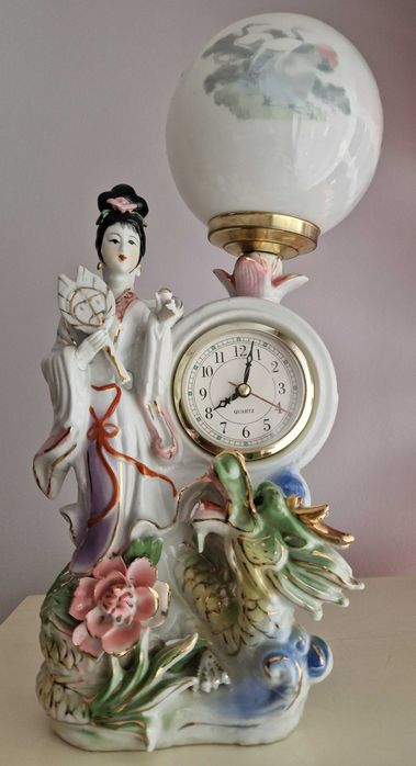 GEJSZA - lampa porcelanowa z zegarem