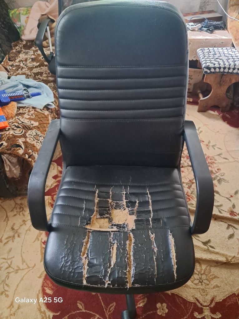 Продам 2 кресла офисних