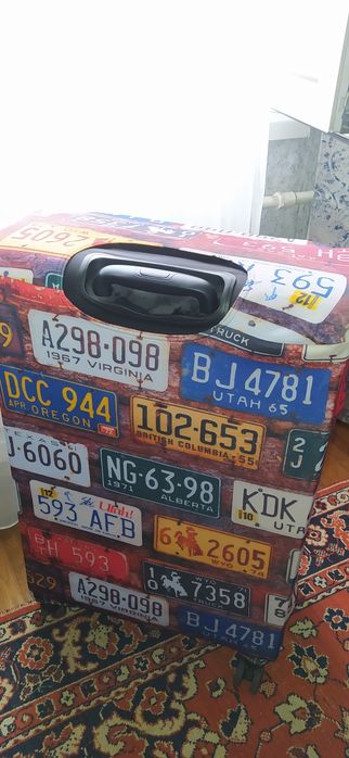 Продам 75*50 в отличном состоянии чемодан .чехол в подарок