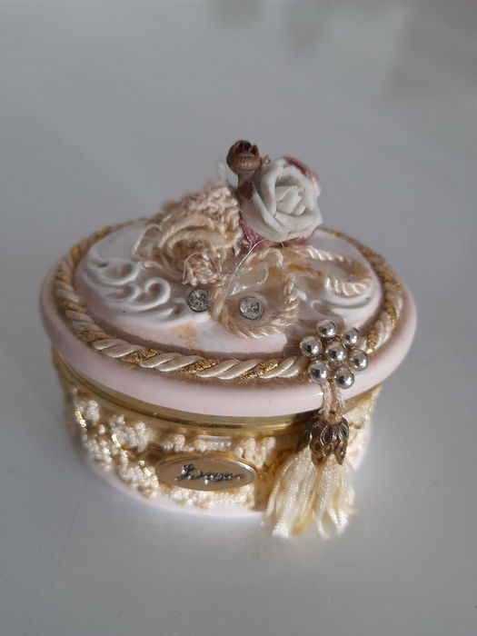 Guarda joias antigo em porcelana Italiana.