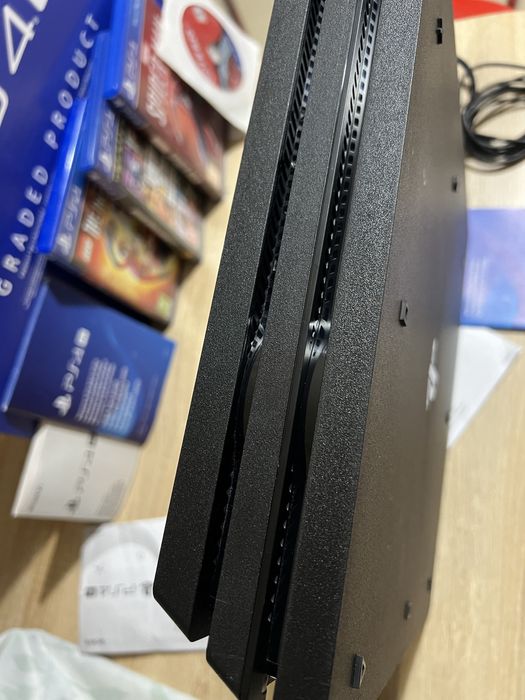 Playstation  Ps 4 Pro  1 tb  + 4 Gry. Bardzo zadbana !!