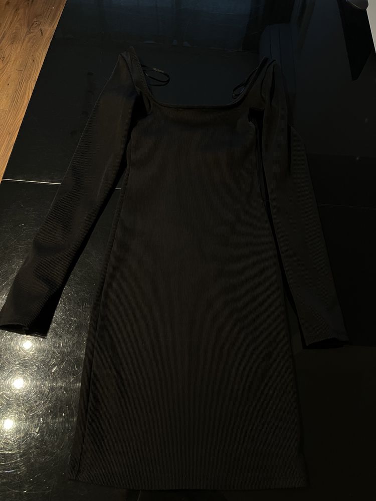 Obcisła sukienka Bershka XS czarna krótka długi rękaw