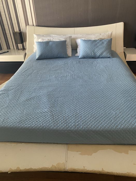 Quarto (cama em pele, mesinhas e camiseiro)
