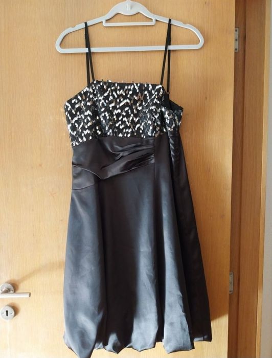 Vestido preto com lantejoulas