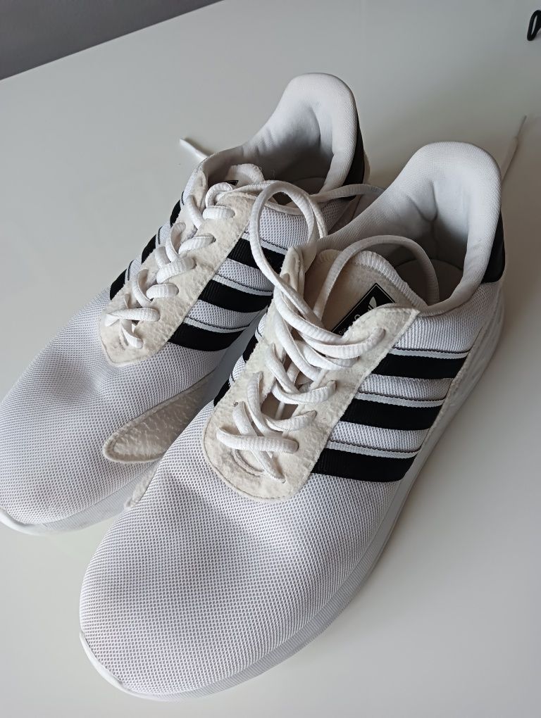 Białe sportowe buty adidas