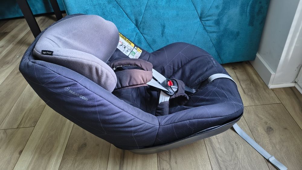 Fotelik samochodowy Maxi Cosi 9-18 kg z bazą.