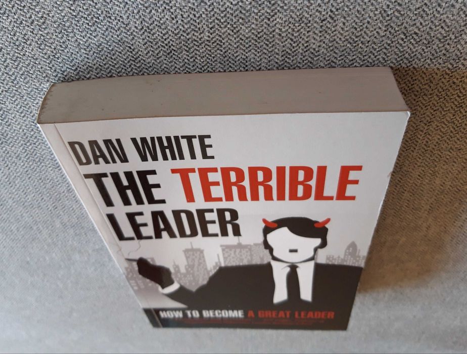 Livro "The Terrible Leader" de Dan White - NOVO