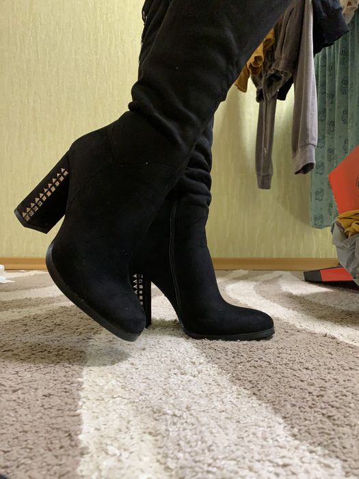 Чорні високі чоботи 38