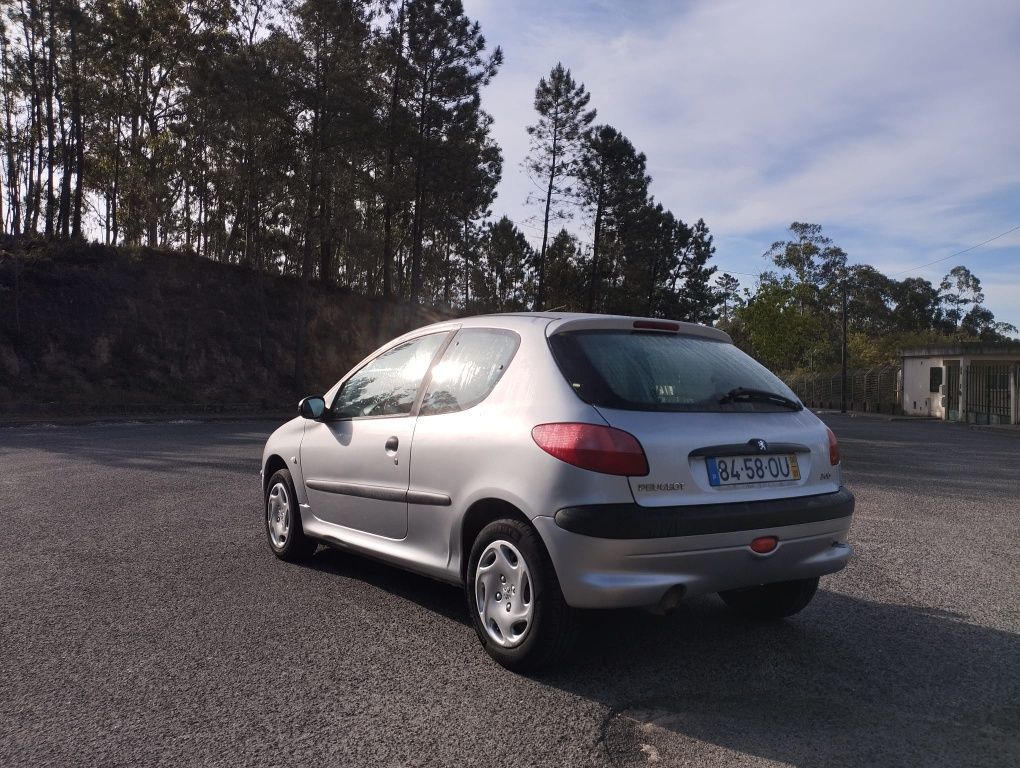 Peugeot 206 COMERCIAL com motor 1.9 Diesel.