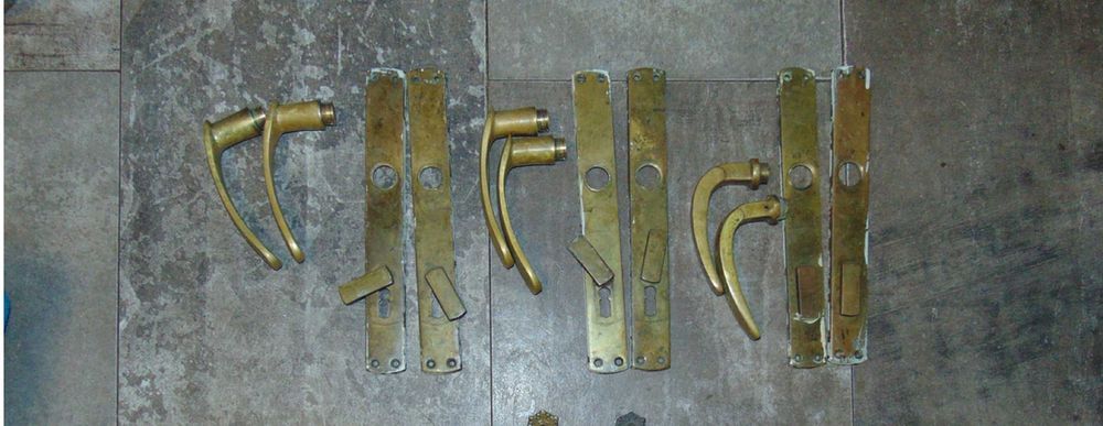 Stare szyldy,klamki,do drzwi,mosiężne,rozstaw 93 mm.cena za 1 kmpl.