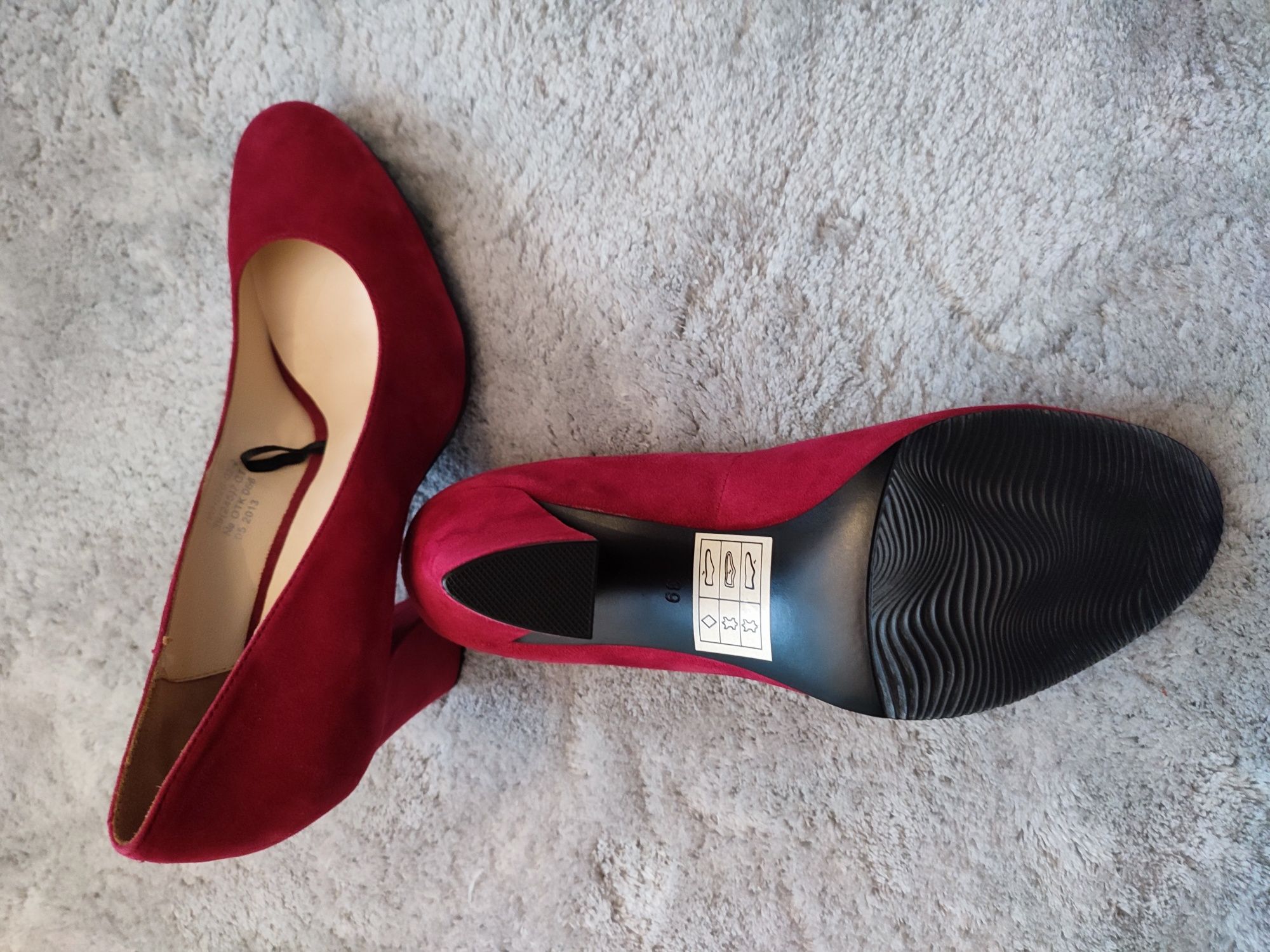 Nowe Buty na obcasie rozm 39