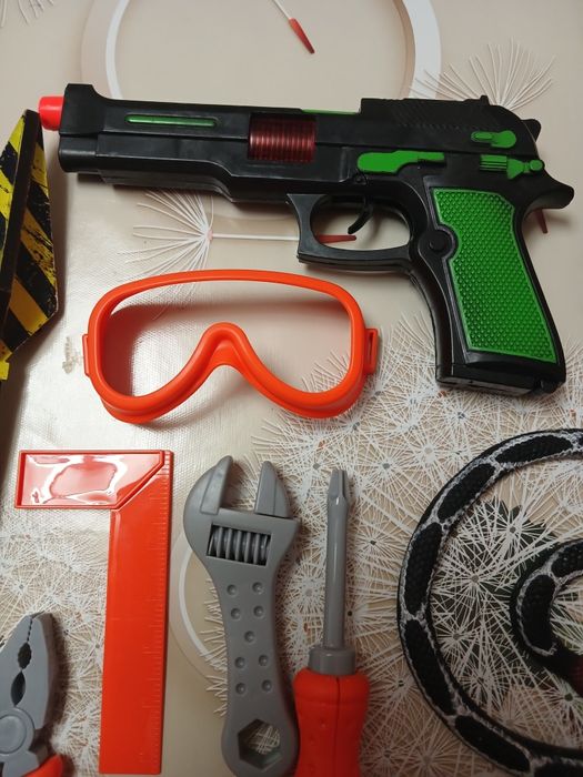 Набір іграшок для хлопчика,пістолет,інструменти,резиновий павук,змія.