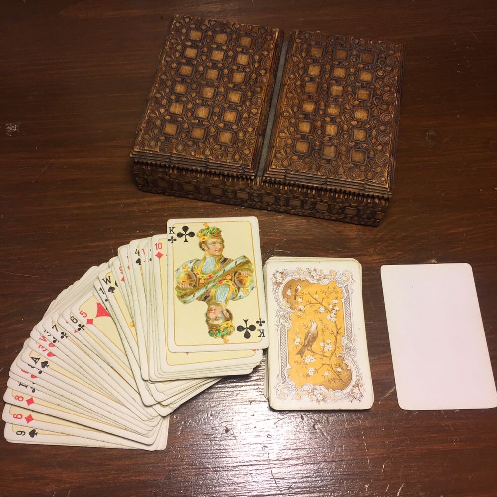 Karty pasjansowe w drewnianym pudełku małe