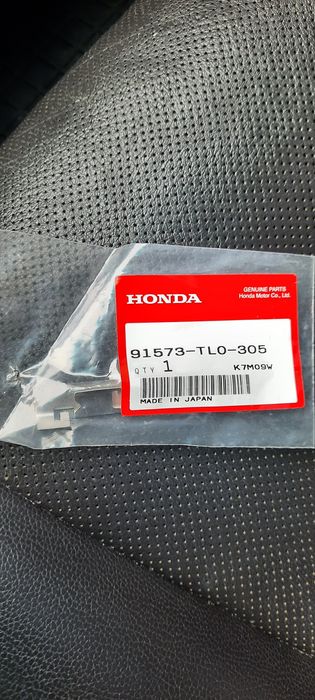 Клипса молдинга лобового Honda accord 8