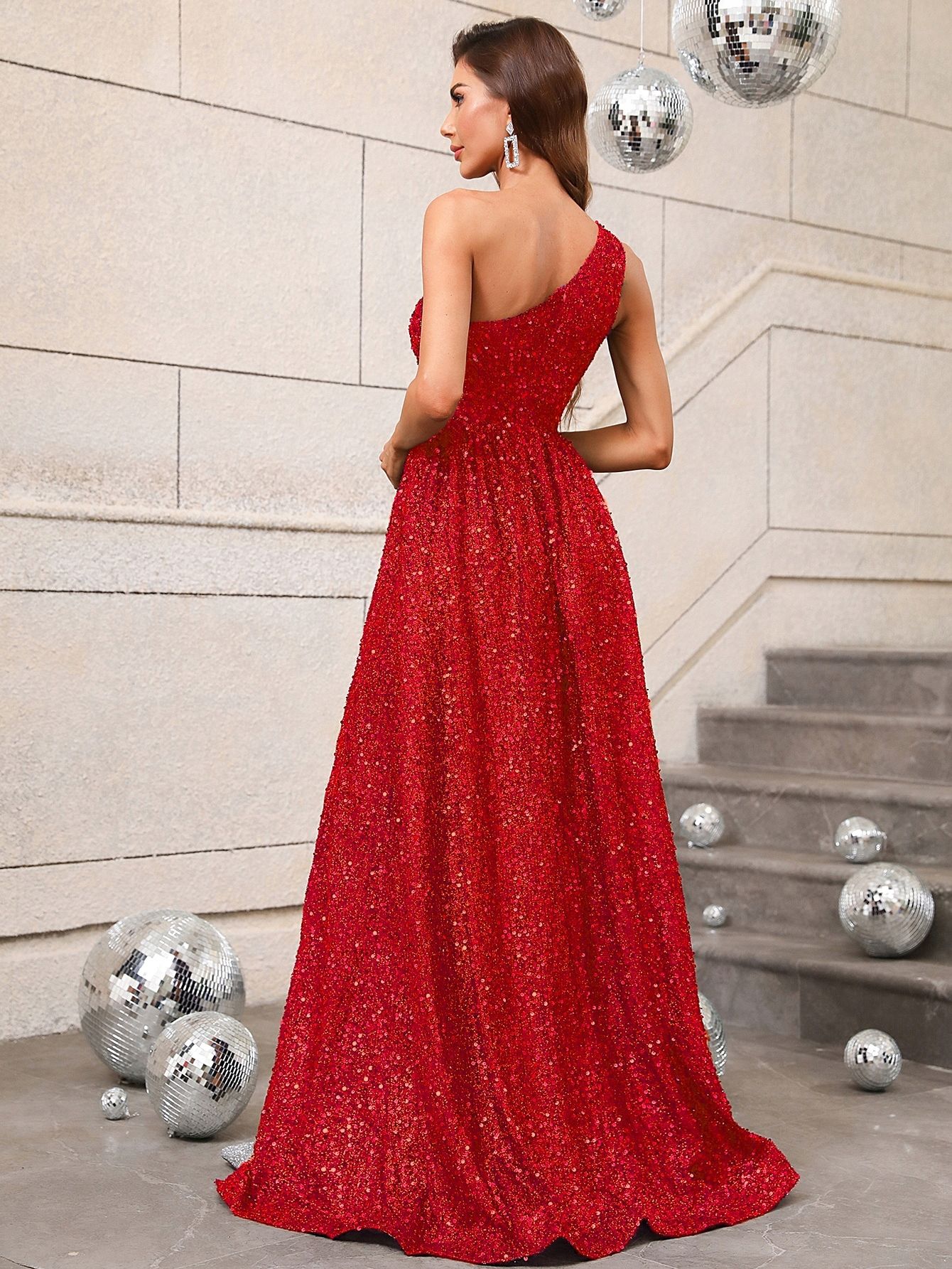Sukienka cekinowa na jedno ramię rozkloszowana z rozcięciem czerwona M