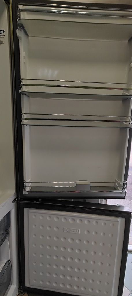 Холодильник GRUNDIG No Frost, двокамерний, нержавійка