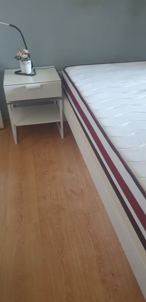 Vendo Cama com colchão e mesinha cabeceira
