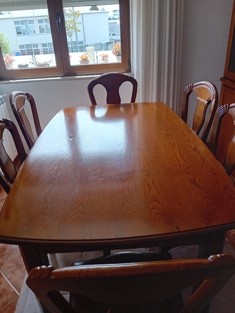 Móvel de madeira + mesa e cadeiras em madeira