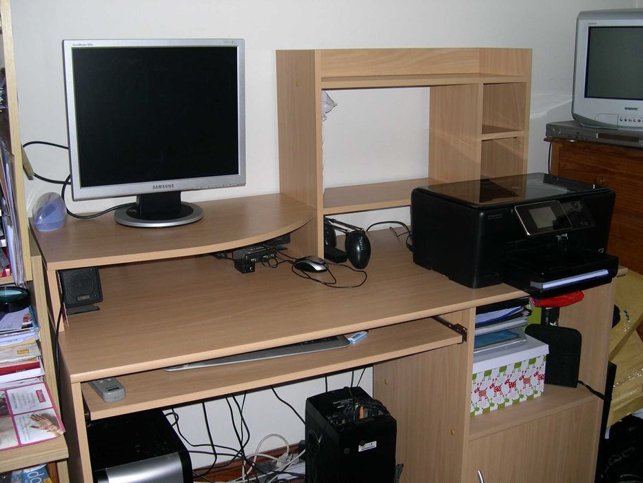 Secretária cor cerejeira completamente nova