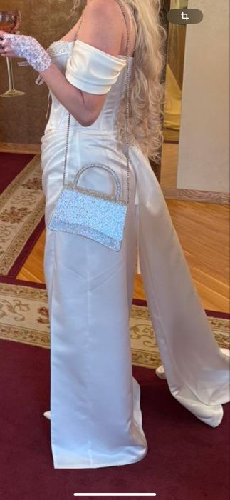 Трендова сілуетна сукня зі зʼємним шлейфом та подвійним корсетом.