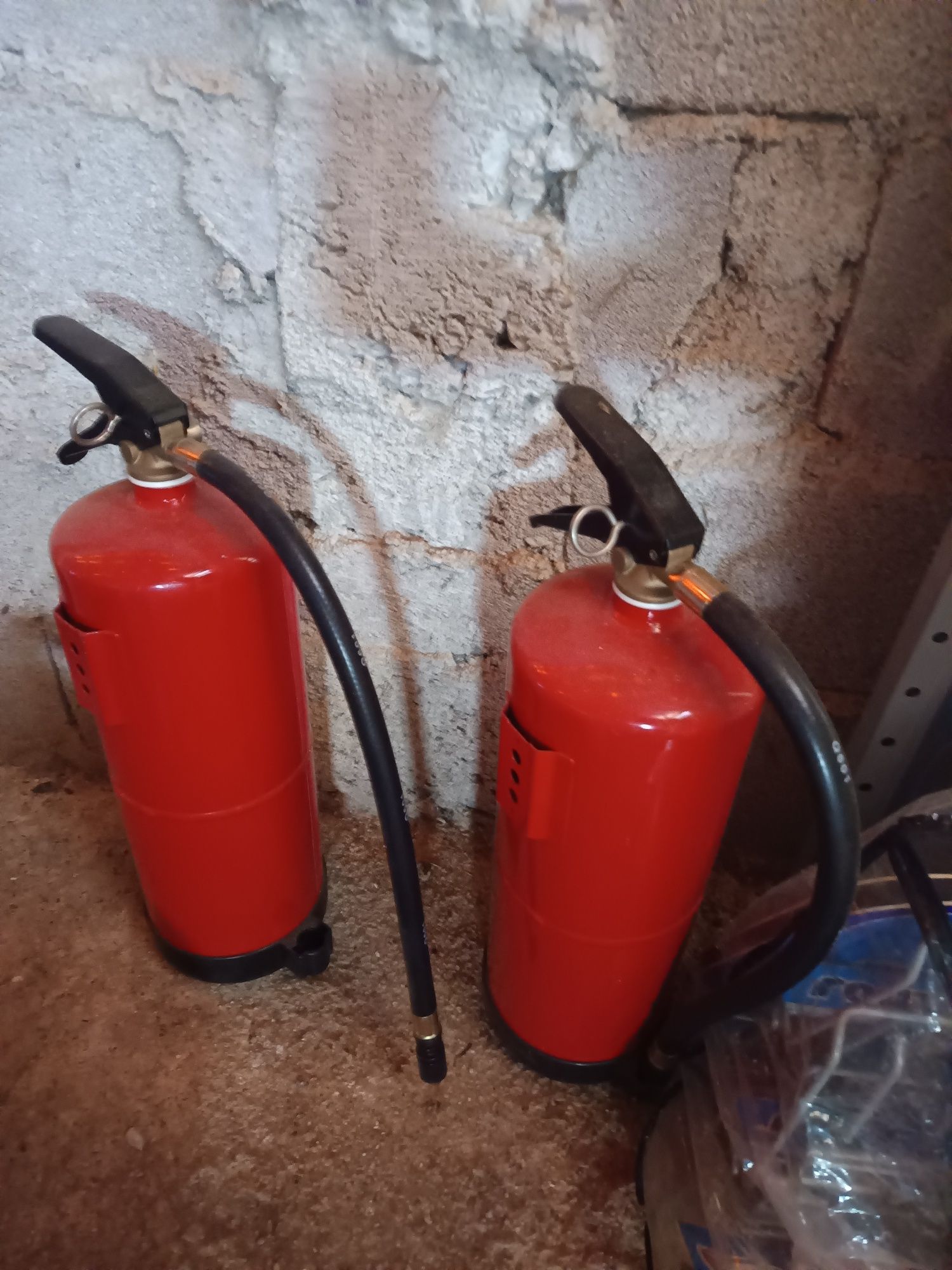 Dois Extintores carregados