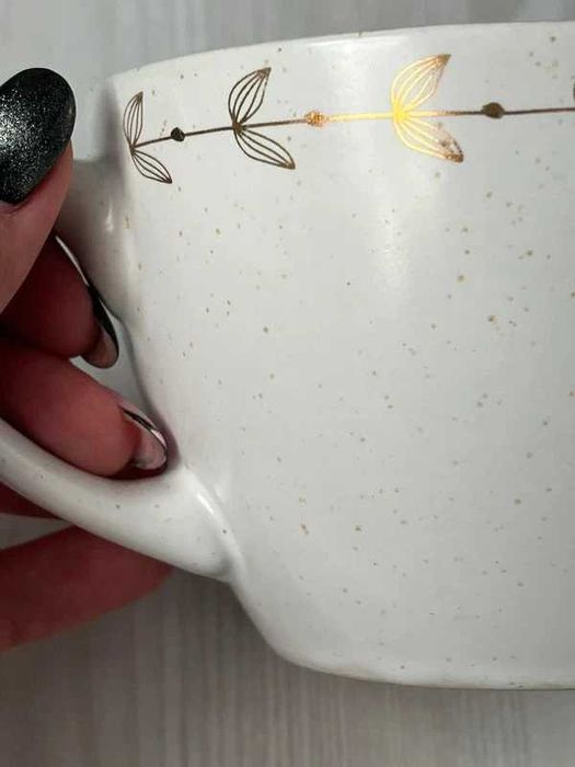 Biały duży kubek ze złotymi listkami Smukee 500 ml