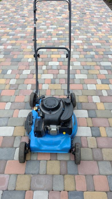 Бензинова газонокосілка був у гарному робочому стані.