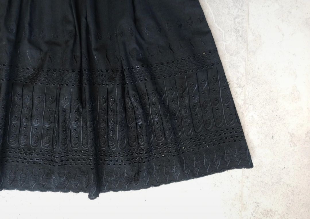 Elegancka czarna spódnica z wzorkami, vintage, rozkloszowana o linii A