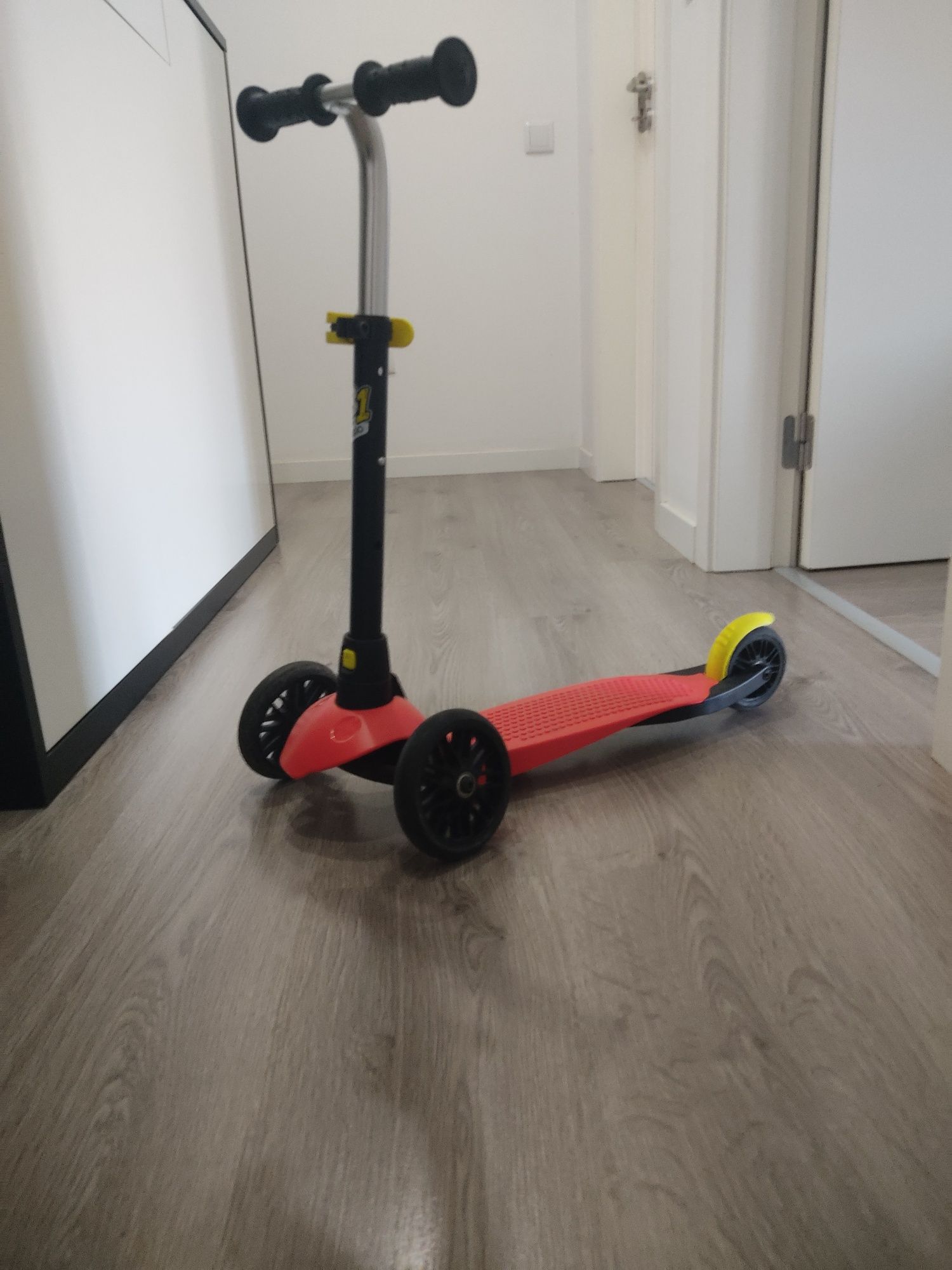 Vendo trotinetes de criança vermelha