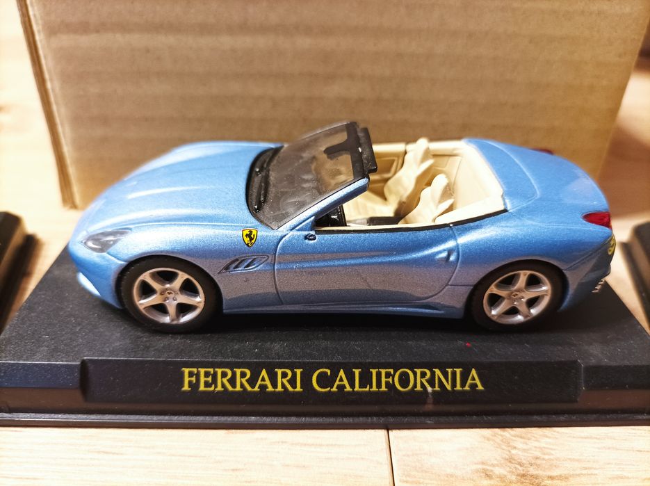 Cztery modele Ferrari na podstawkach skala 1 :43