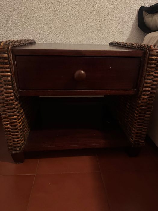 Cama de casal em ótimo estado com criado mudo e com móvel com gavetas