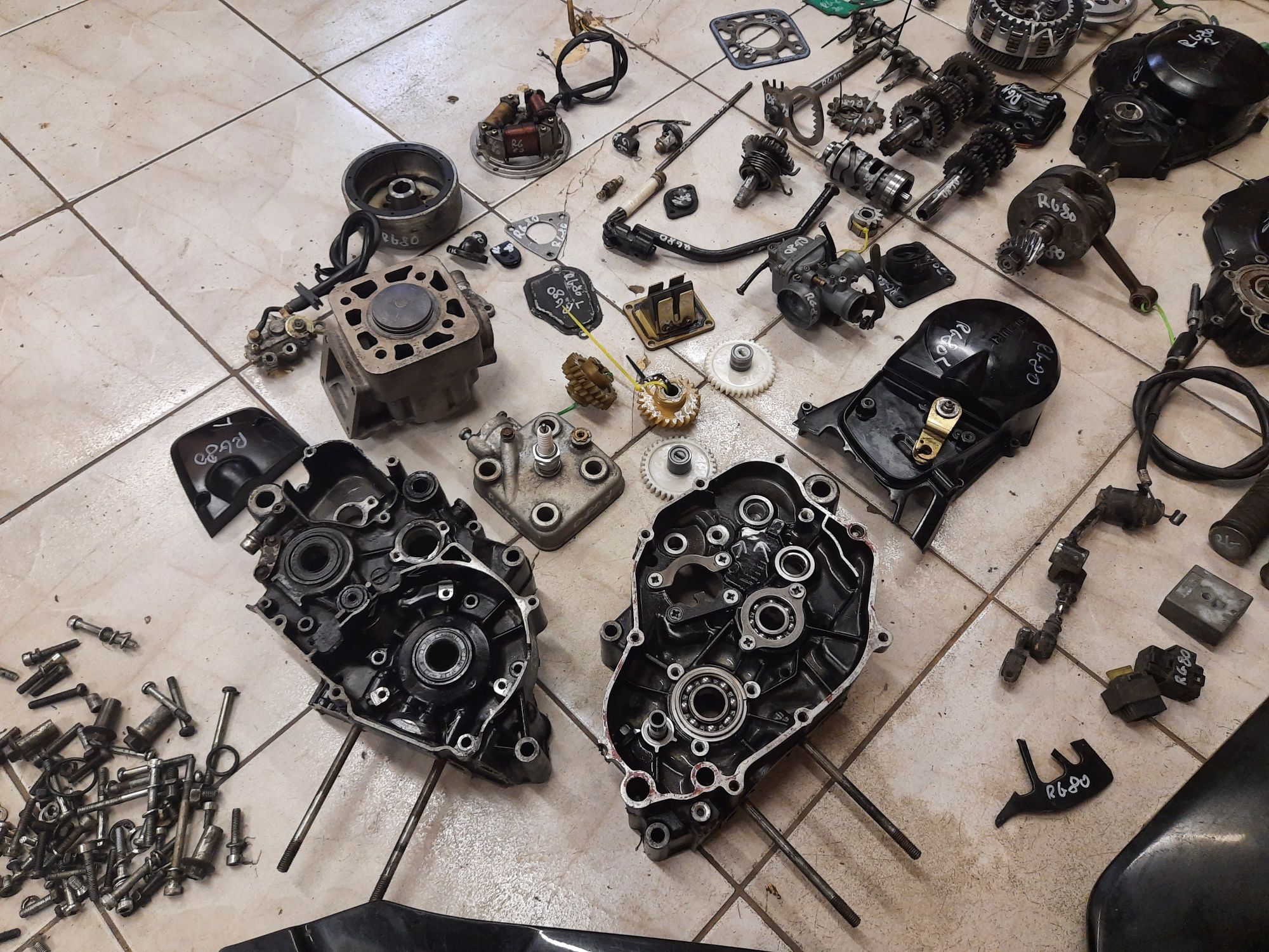 Suzuki RG 80 silnik części wał sprzęgło cylinder bak magneto licznik