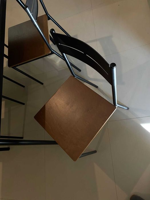 conjunto de mesa e cadeiras super conservado  - Só 65 Euros