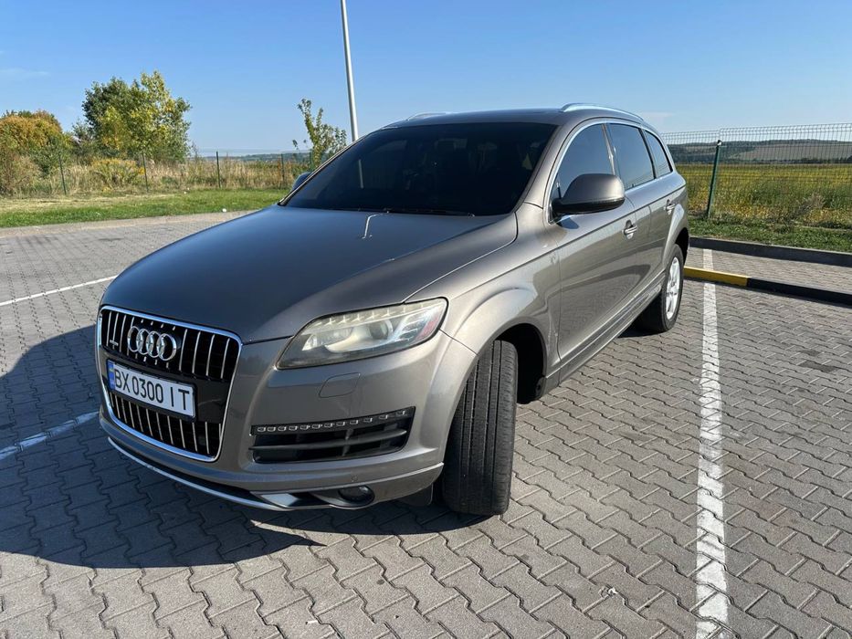 Ауді Q7 2012 р. Машина на повному ходу.