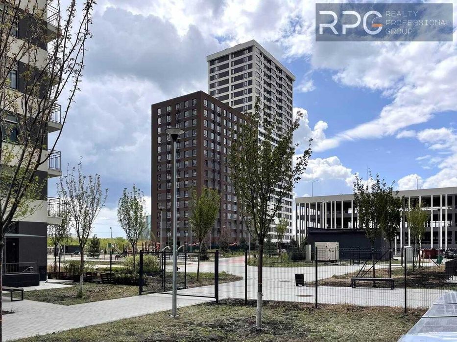 Продаж 1к квартири в ЖК Варшавський 3 Низький поверх Вид у двір