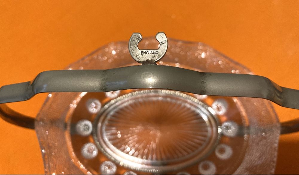 Molheira muito antiga, em vidro e metal plaqueado