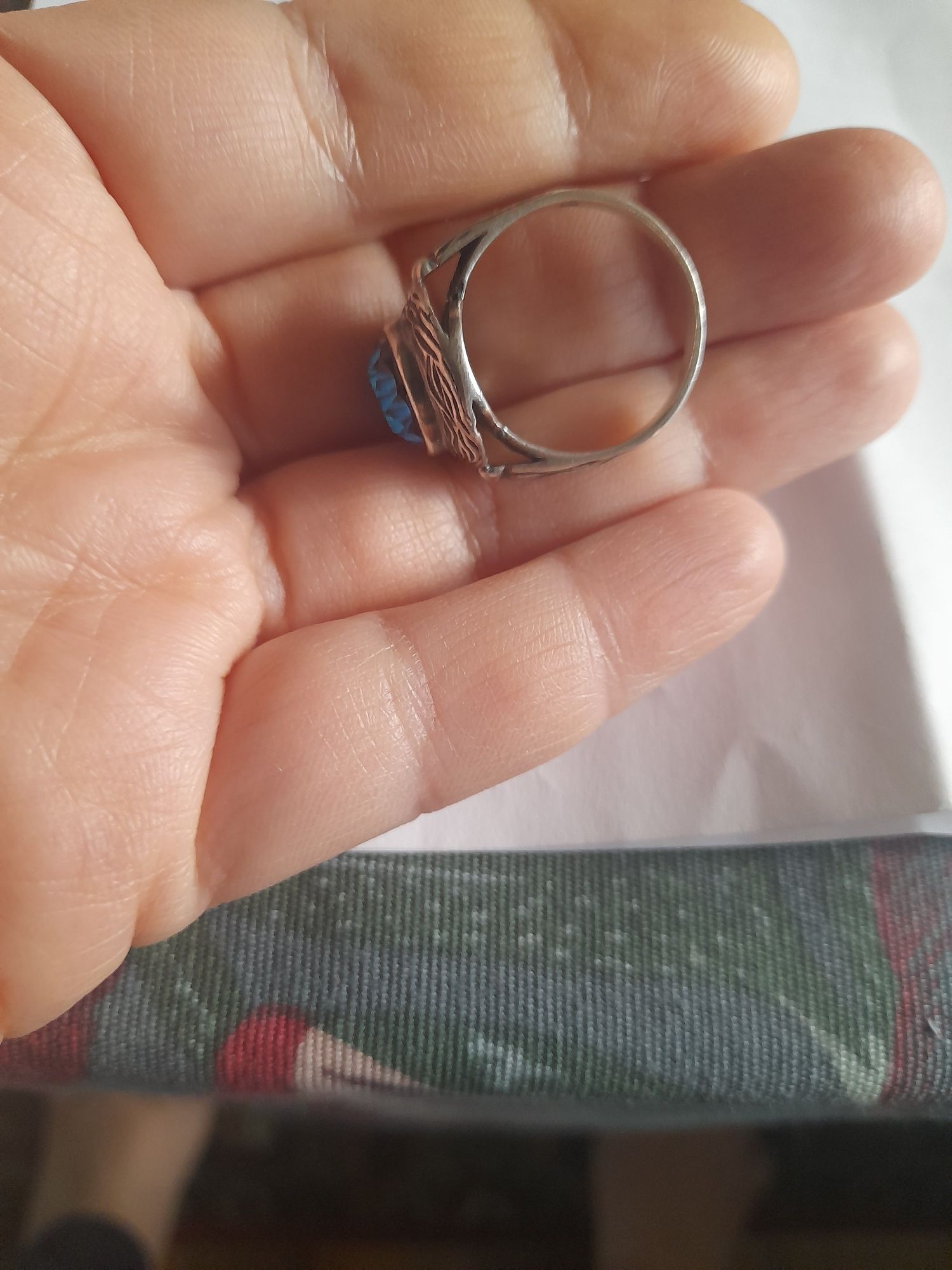 Stary srebrny pierścionek z niebieskim oczkiem