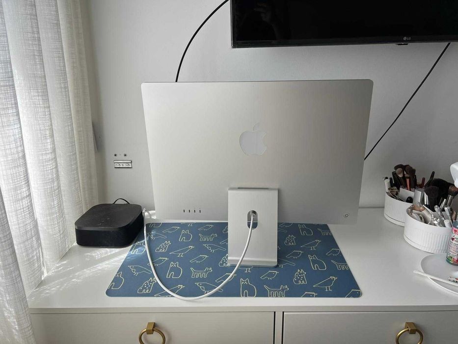 iMac prateado de 24 polegadas com o processador M1 da Apple