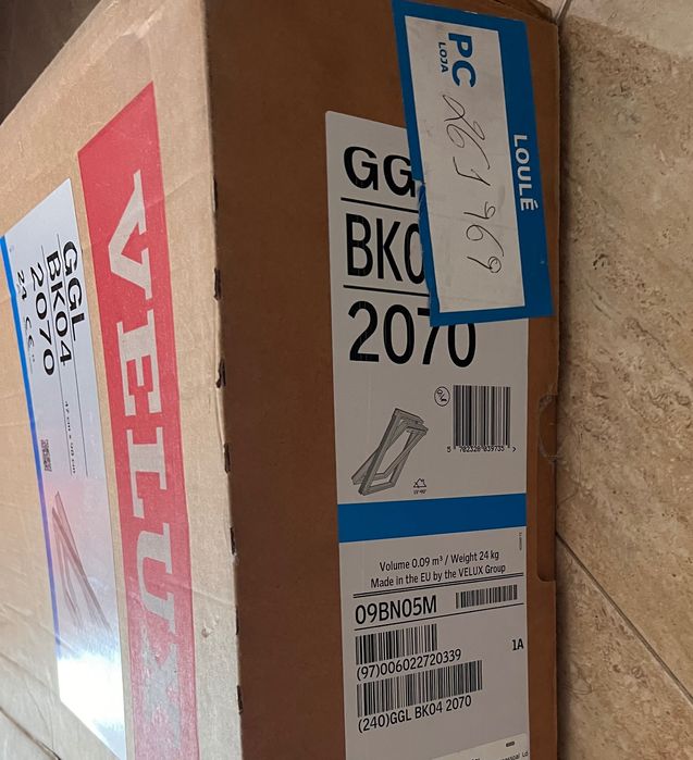 Janela Velux completamente nova ainda na caixa