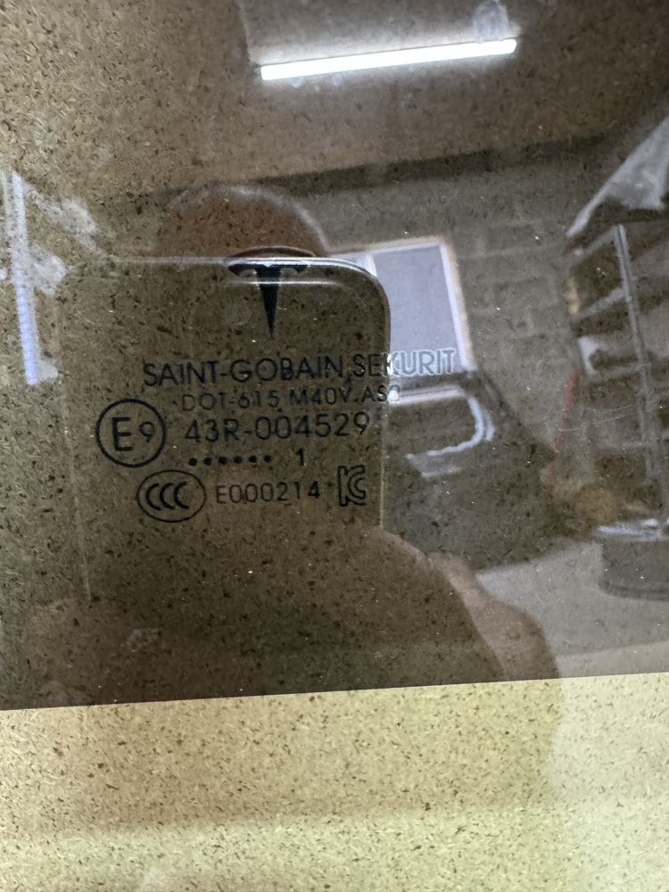 Tesla Model 3 скло дверей задніх лівих