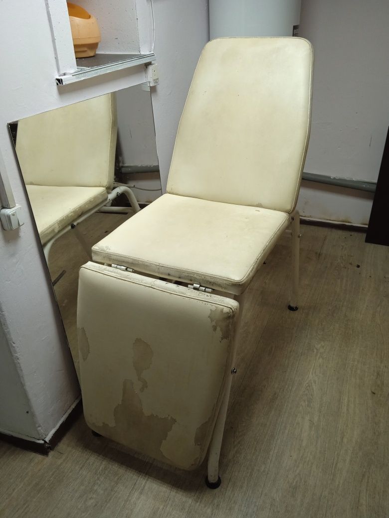 Состояние б/у. 
Кресло с мойкой 3000 грн.
Педикюрное кресло красное 45