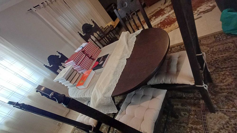 Sala de jantar completa de estilo em madeira nobre