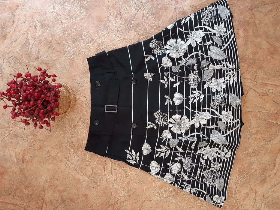 Распродажа!!! Юбка в черно-белый цветочный принт на запах ostin