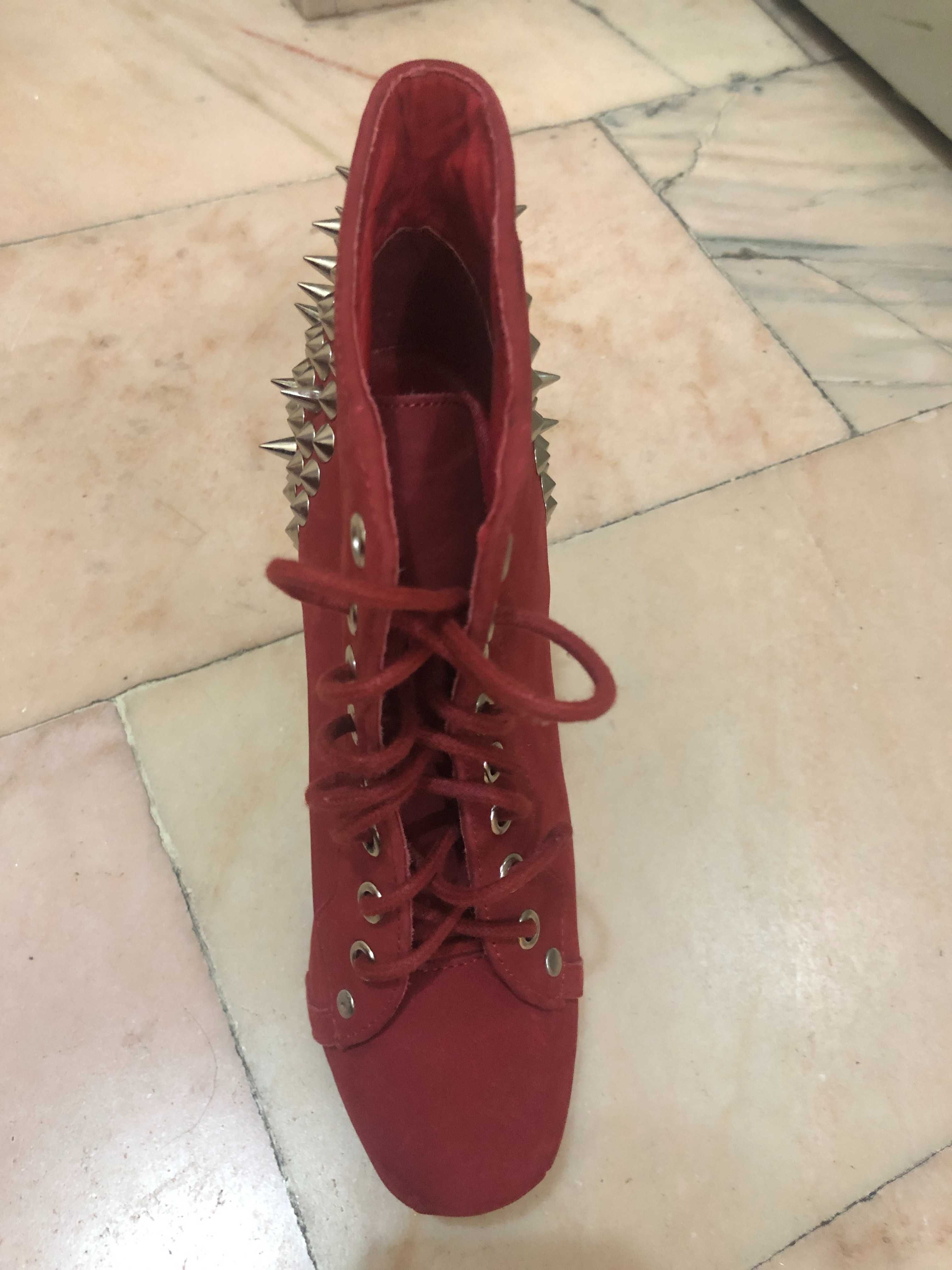 Botas em Pele com Espinhos Jeffrey Campbell