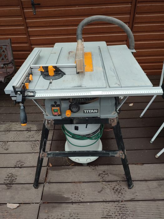 Piła krajzega z odkurzaczem